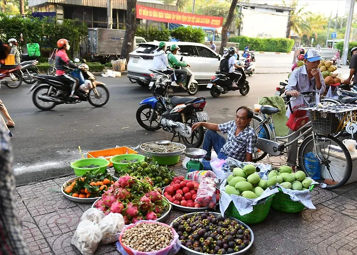 Lunaria Maison - Local Market Corner